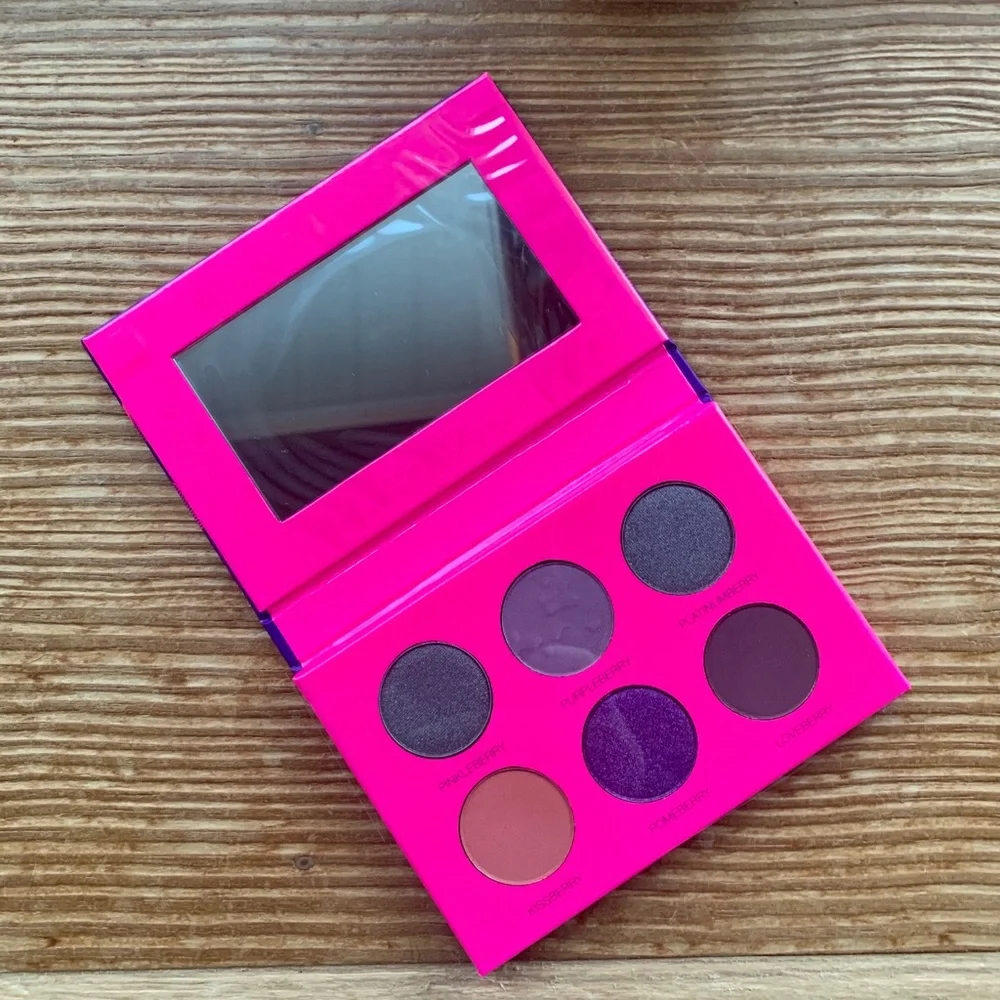 🎉HP🎉 New Berry Cute Coloured Raine Eyeshadow Palette